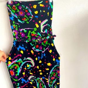 Tube short dress. Full of colors, belted. Over the knee.